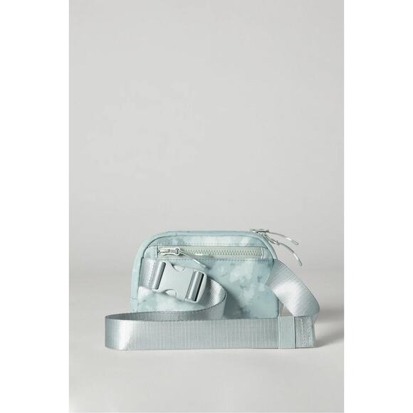 Fabletics The Belt Bag Sage Grey Cloud Wash Fanny Pack NWT - Picture 4 of 6